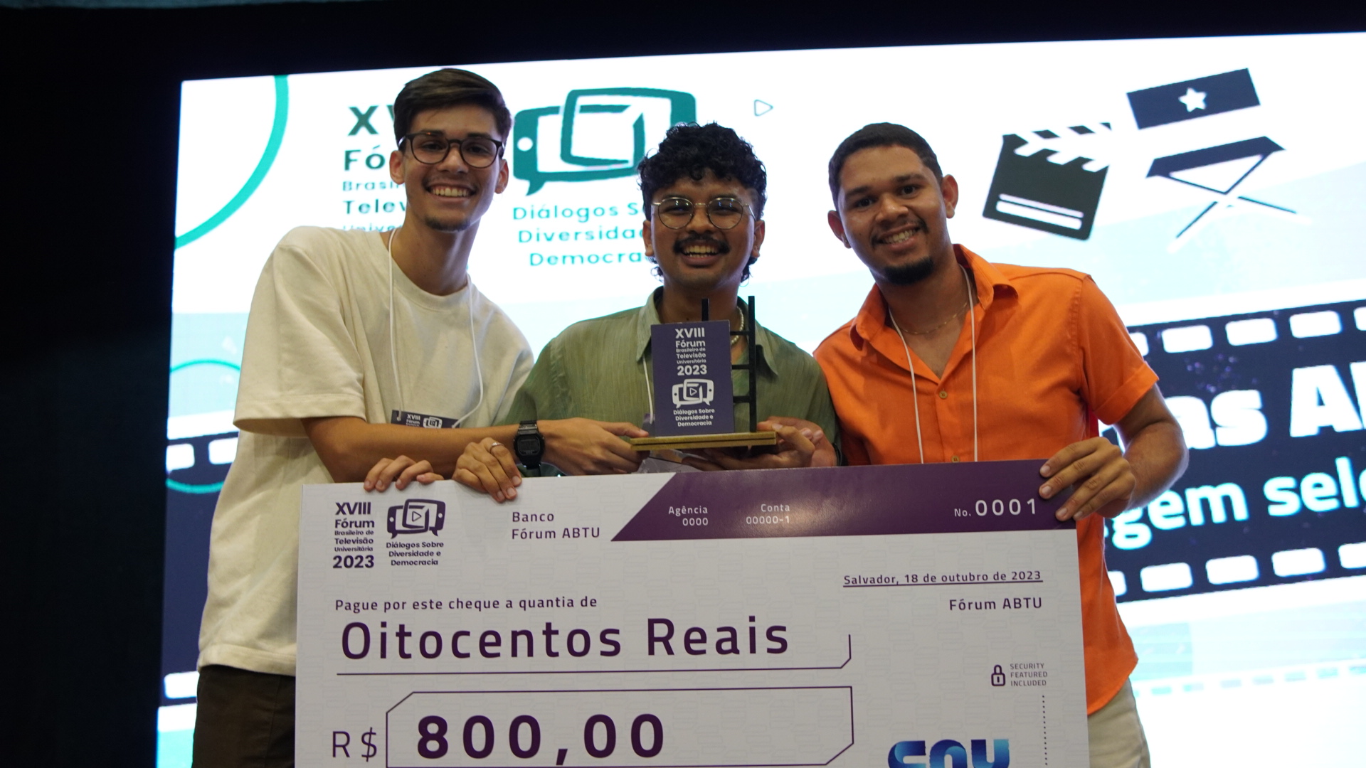 André, Luiz e Ricardo recebendo a premiação da ABTU