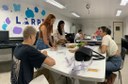 Estudantes do curso reunidos no Laboratório de Relações Públicas para preparar as pastas que serão entregues aos participantes da Jornada RP