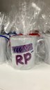 Foto de caneca branca de porcelana, com arte colorida em tons de lilás, roxo e magenta, com a frase "Eu amo RP UFPB".