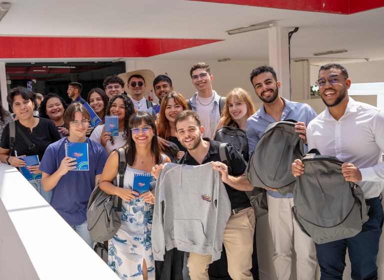 Foto do grupos de estudantes contemplados pelo Programa Paraíba sem Fronteiras